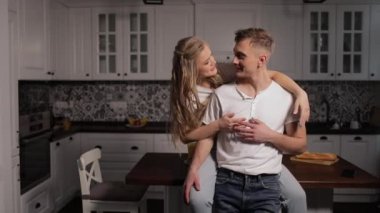 Çift romantik konuşmayı mutfak