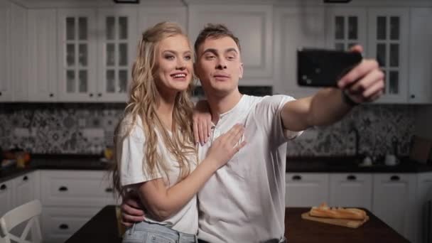 Συνομιλία μέσω βίντεο από ζευγάρι σε Smartphone στην κουζίνα — Αρχείο Βίντεο