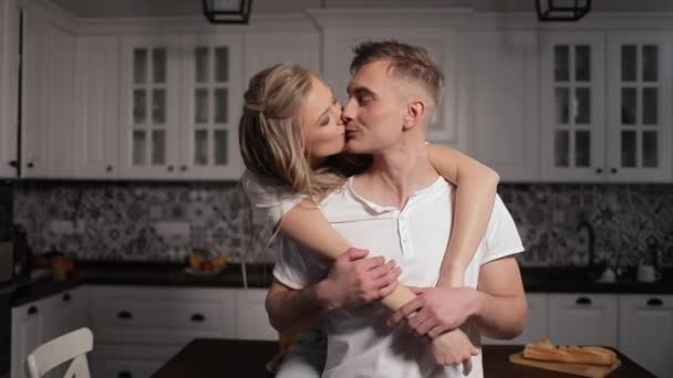 Pareja abrazándose en amor en cocina — Vídeos de Stock
