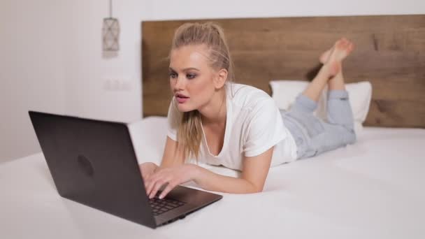 Meisje met laptop in bed — Stockvideo