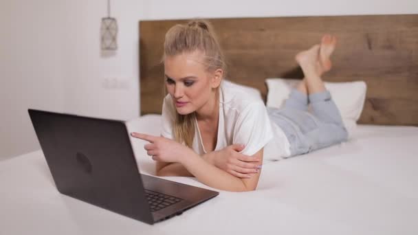 Menina fechando laptop depois de terminar o bate-papo de vídeo — Vídeo de Stock