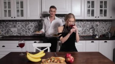 Kız mutfakta yemek hizmet veren adam