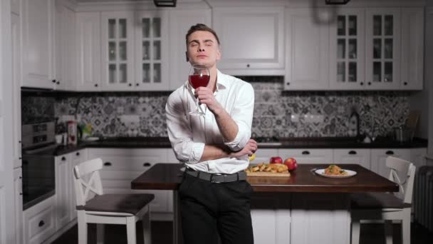 Hombre solitario bebiendo vino en la cocina — Vídeos de Stock