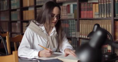 Genç kız yazılı olarak kütüphane