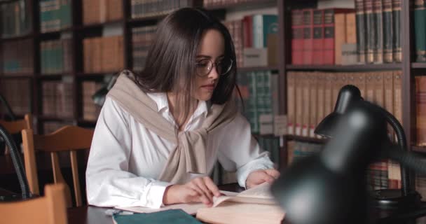 Chica estudiando en la biblioteca — Vídeo de stock