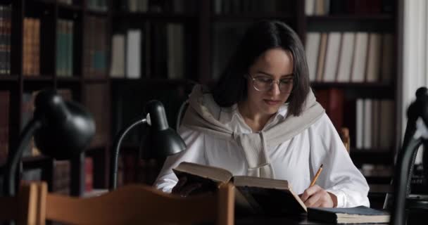 Богатая Девушка Очках Учится Библиотеке — стоковое видео