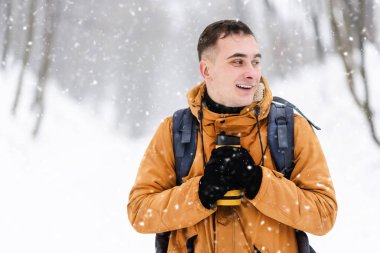 Bir termos ellerde ısınma turist çocuk