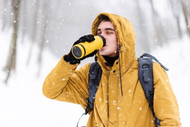 Bir termo bardak sıcak çay içme turist çocuk