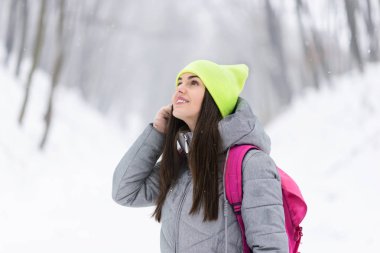 Kış Snowy orman yürüyüş sırt çantası olan kadın
