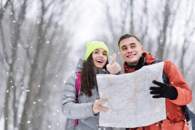 Kız ve erkek harita ile ayakta
