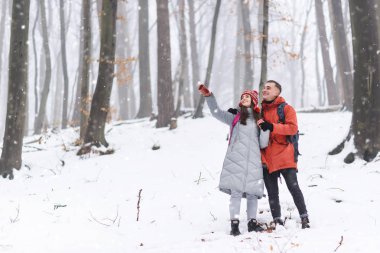 Kız ve erkek ormanda
