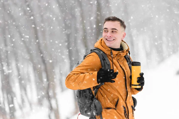 겨울 눈 숲에 산책 하는 관광 소년 — 스톡 사진