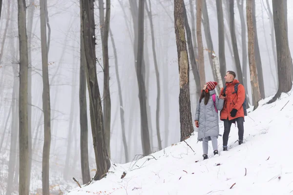 소녀와 소년 겨울 숲에서 — 스톡 사진