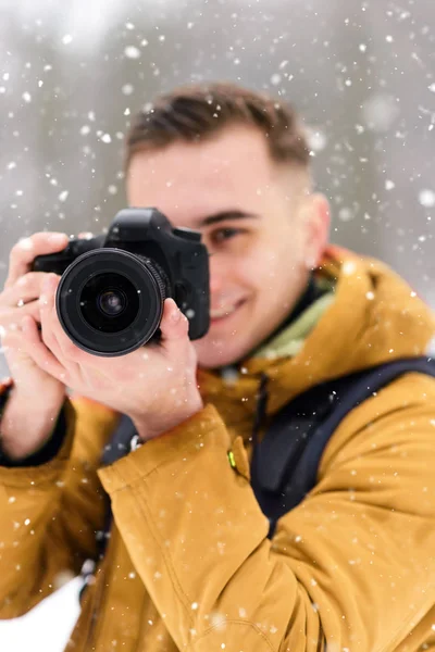 Skytte på kameran i skogen vinter — Stockfoto