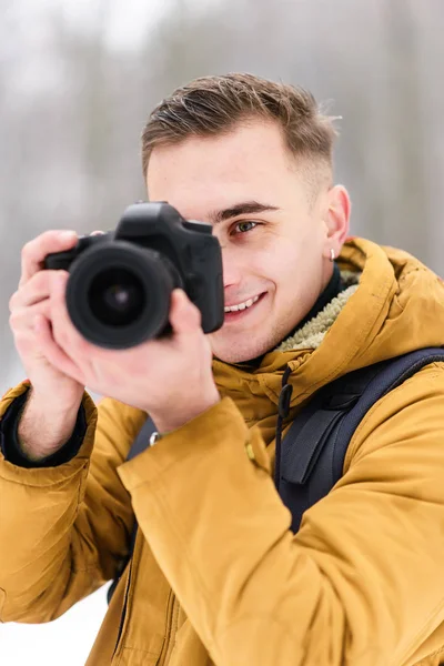 Shooting on the Camera in the Winter Forest — Stock Photo, Image