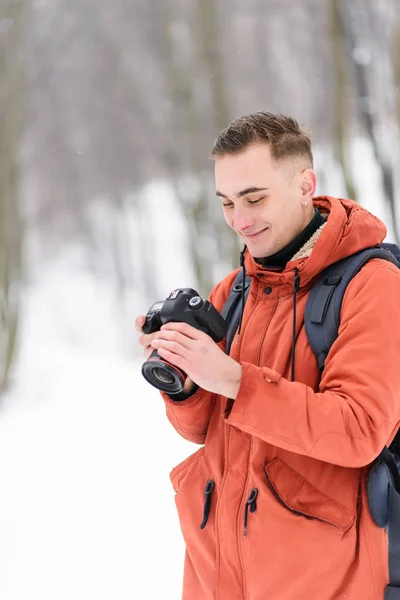 Tiro na câmera na floresta de inverno — Fotografia de Stock