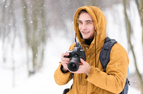 Skytte på kameran i skogen vinter — Stockfoto