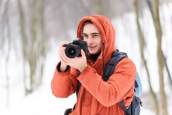 Skytte på kameran i skogen vinter — Stockfoto