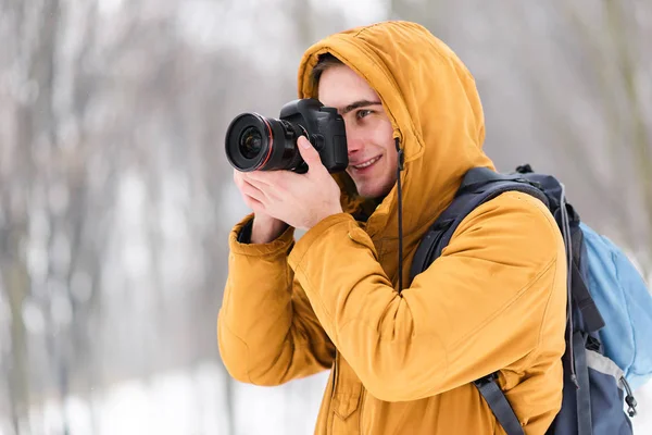 Shooting on the Camera in the Winter Forest — Stock Photo, Image