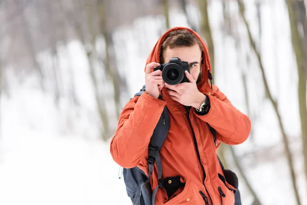 Skytte på kameran i skogen vinter — Stockfoto