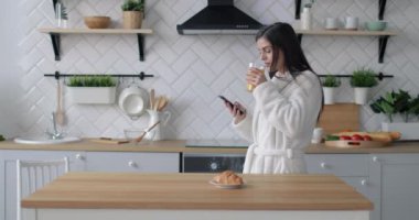 Smartphone kullanarak ve suyu içme mutlu kız
