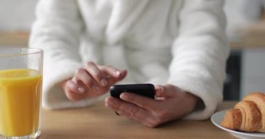 Smartphone kullanarak ve suyu olan kız