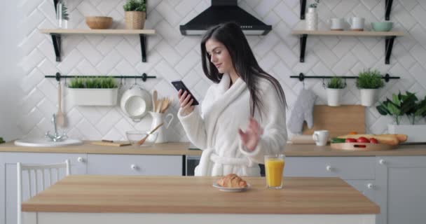 Flicka med Smartphone och dricka saft — Stockvideo