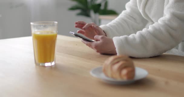 Junges Mädchen nutzt Smartphone — Stockvideo