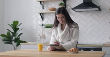 Tablet kullanma ve içme suyu kız 