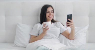 Yatakta kahve içme sırasında video çağrısı