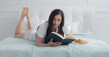 Kahve içme sırasında okuma zevk kız