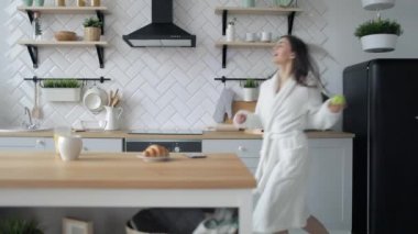 Mutfakta dans kızı 