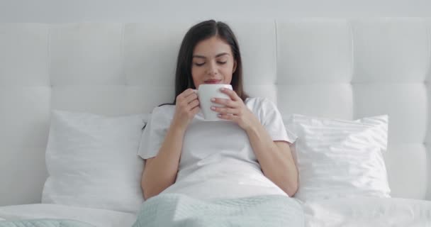 Bom Dia Menina Tendo Café Manhã Cama — Vídeo de Stock