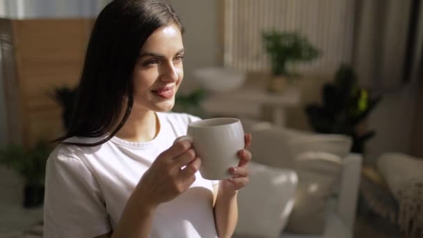 Mujer tomando café por la mañana — Vídeos de Stock