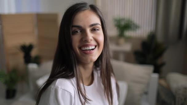 Hermosa mujer sonriendo a la cámara — Vídeos de Stock