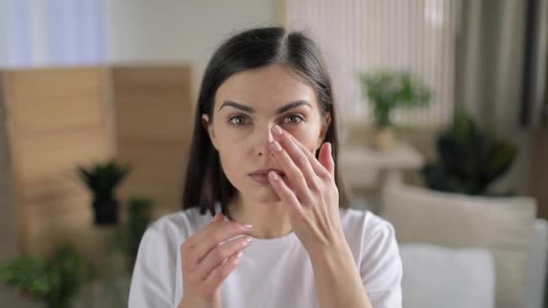 Chica fijando su maquillaje en el espejo — Vídeos de Stock