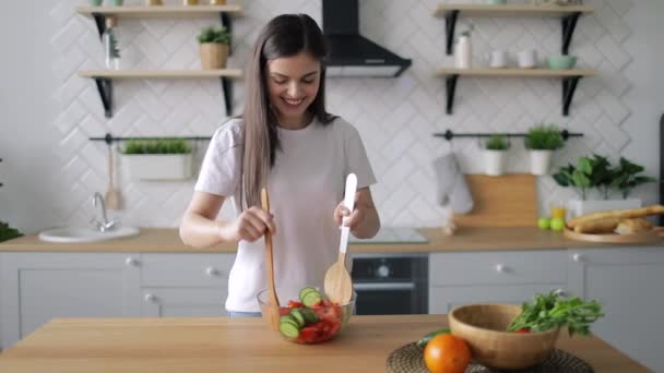 Mooie vrouw voorbereiding salade — Stockvideo