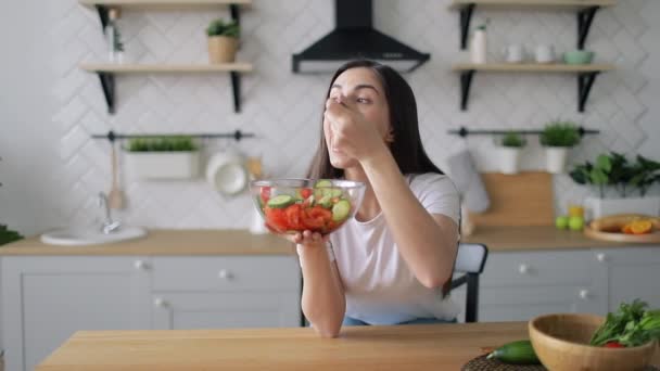 Γυναίκα τρώει σαλάτα στην κουζίνα — Αρχείο Βίντεο
