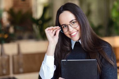 Kız kafeteryada ayakta