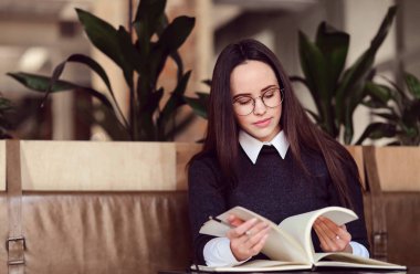 Bir not defteri Leafing kız öğrenci