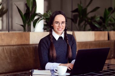 Dizüstü bilgisayarda araştırma kız