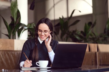 Kafeteryada okuyan kız