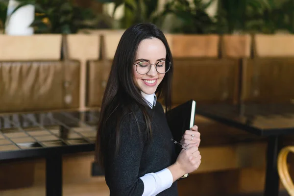 站在自助餐厅的女孩 — 图库照片