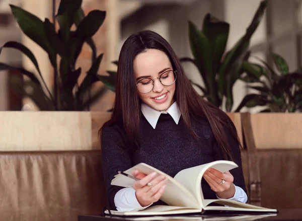 女学生翻阅笔记本 — 图库照片