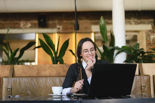 Menina estudando na cafetaria — Fotografia de Stock