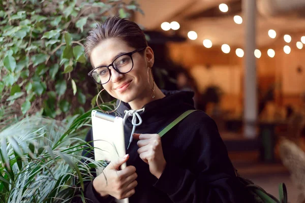 女孩站着平板电脑 — 图库照片