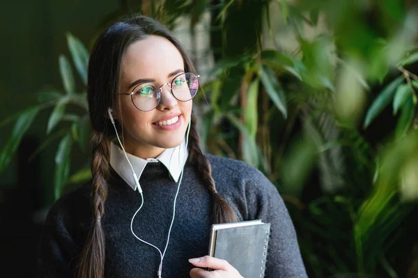 Chica escuchando música en el café — Foto de Stock