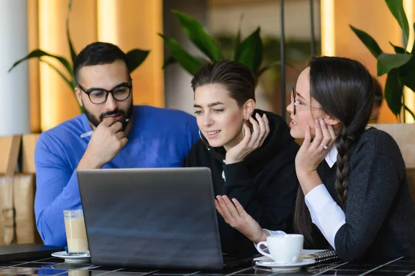 Estudiantes divirtiéndose juntos — Foto de Stock