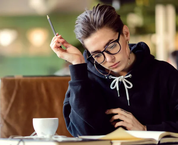 Estudante menina descansando no café — Fotografia de Stock