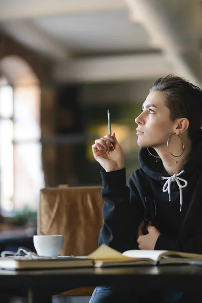 Cafe'de oturan öğrenci kız — Stok fotoğraf